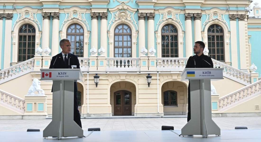 O presidente ucraniano Volodymyr Zelensky (à direita) e o primeiro-ministro canadense Mark Carney concedem uma coletiva de imprensa após conversas no Palácio Mariyinsky