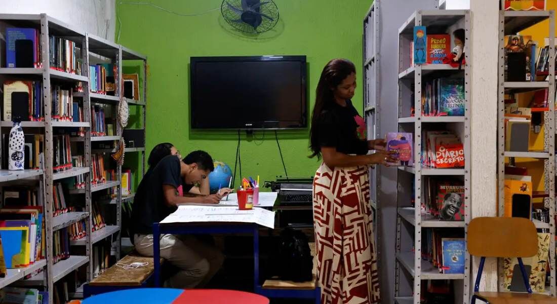 Biblioteca comunitária Atelier das Palavras no morro da Mangueira, no Rio de Janeiro