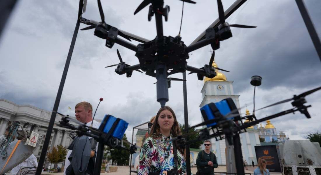 Moradores observam drones militares capturados no Dia da Independência da Ucrânia, em Kiev