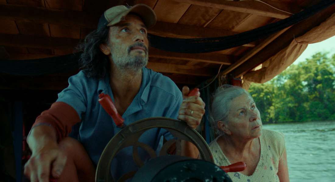 Rodrigo Santoro vive barqueiro em "O Último Azul"