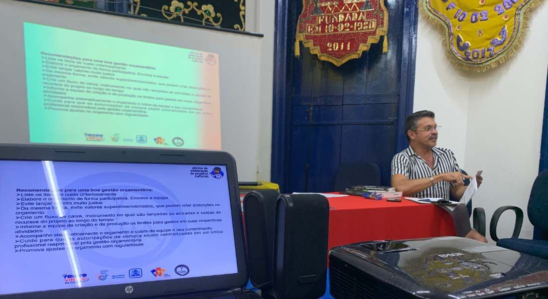 O produtor Roberto Carlos ministra oficina de projetos culturais