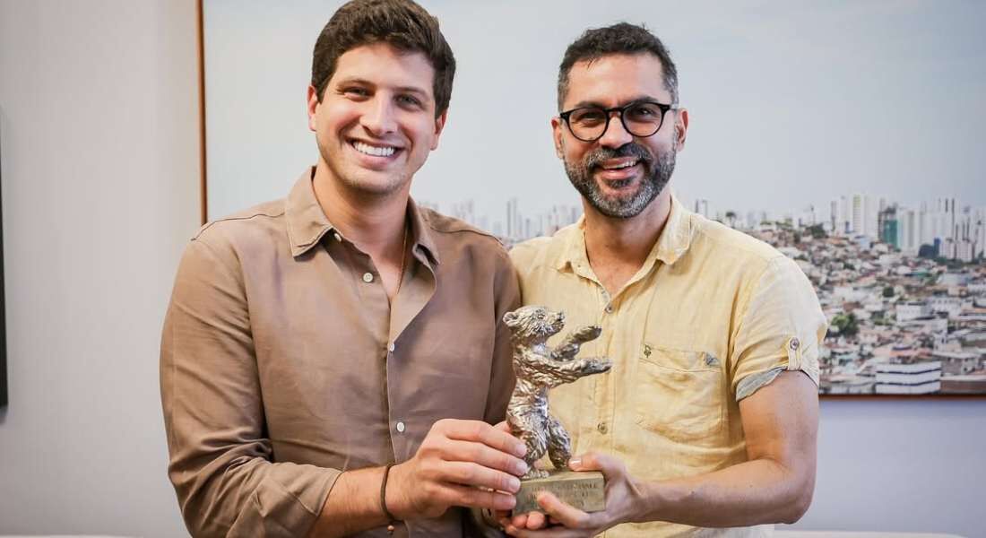 João Campos, ao lado de Gabriel Mascaro, segura Urso de Prata de "O Último Azul"