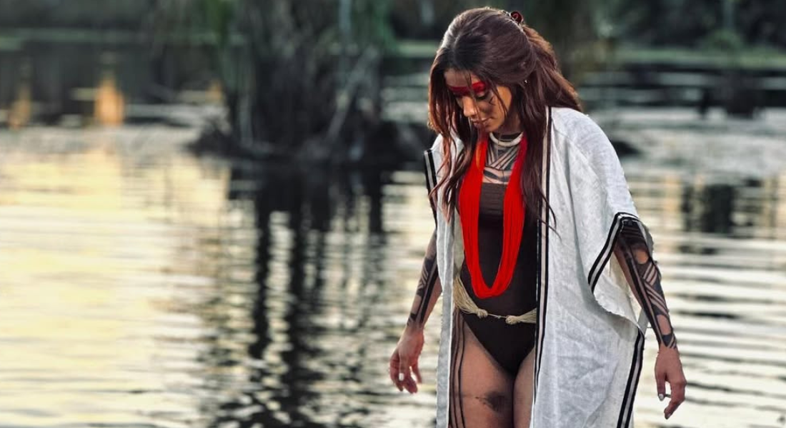 Anitta se emociona ao participar de ritual indígena no Xingu