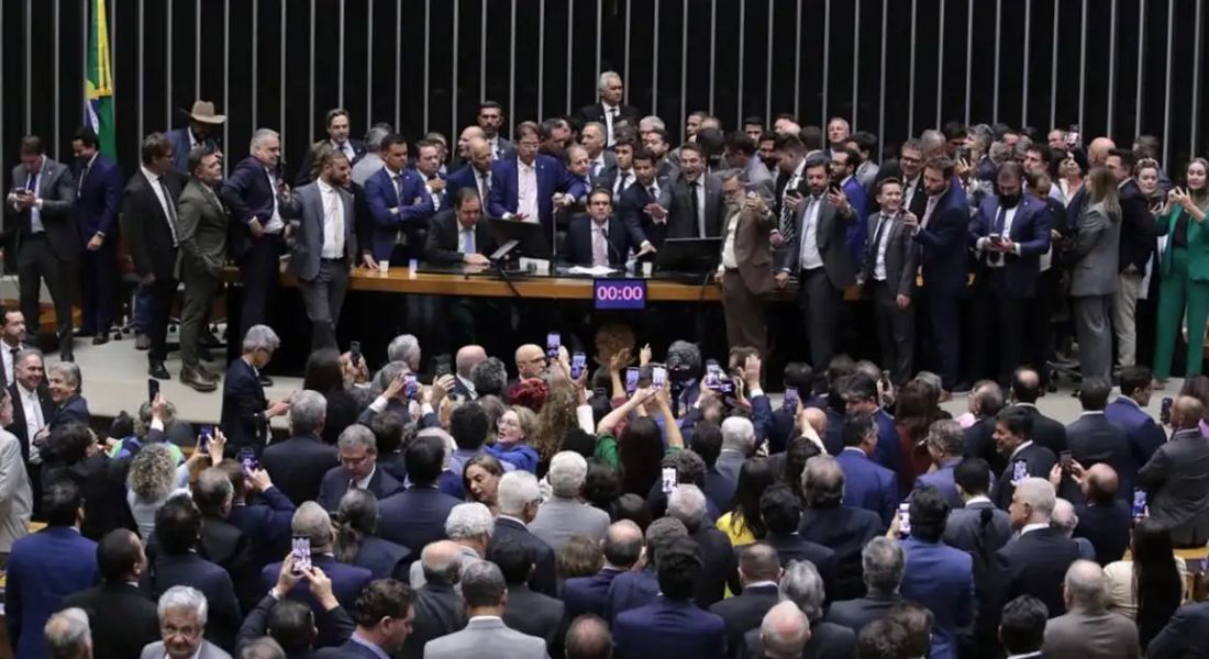 Quebra de decoro parlamentar sugere a prática do crime de prevaricação