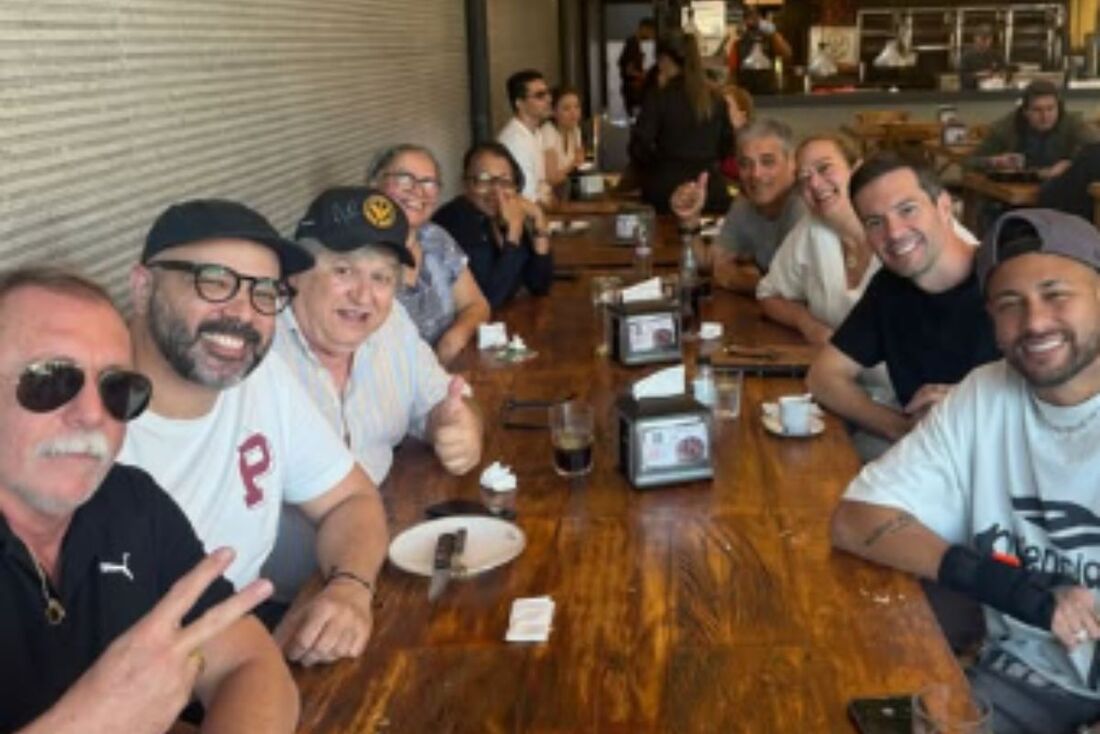 Neymar promoveu um almoço com funcionários do Santos nesta sexta-feira, após o treino da manhã no CT Rei Pelé