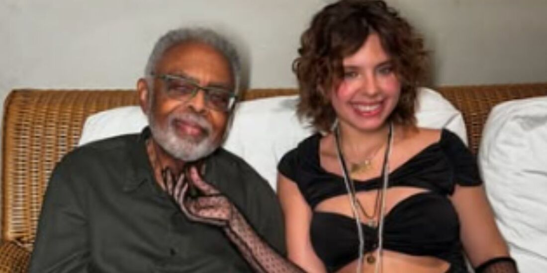 O artista Gilberto Gil ao lado da sua neta, a cantora Flor Gil, filha de Bela Gil