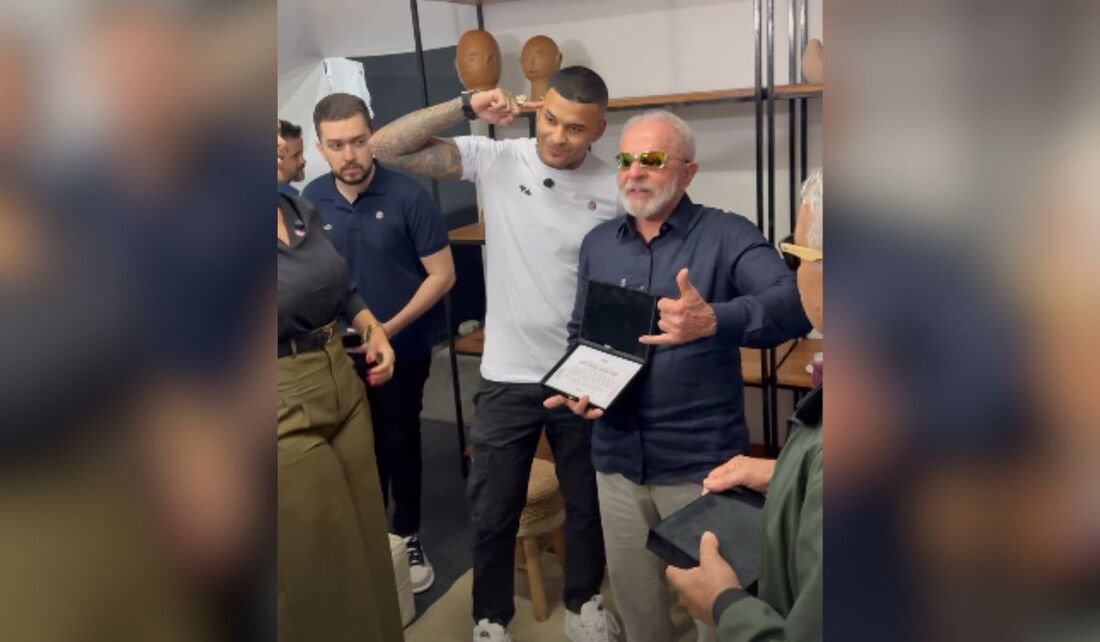 Lula usou óculos Juliet e posou ao lado de Anderson Neiff