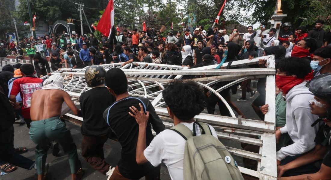 Incêndio provocado por manifestantes na cidade de Makassar, na Indonésia, provoca três mortes