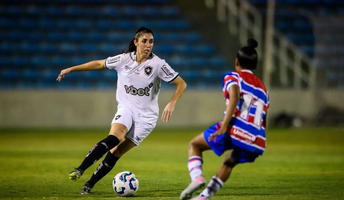 Lance de jogo entre Botafogo e Fortaleza pelo Campeonato Brasileiro de Futebol feminino