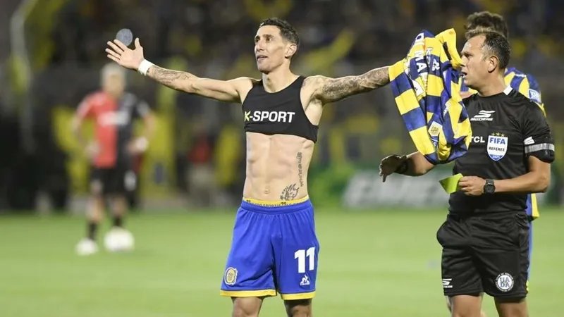 Angel Dí María, jogador argentino do Rosario Central, celebra gol marcado, o terceiro desde a sua reestreia no time