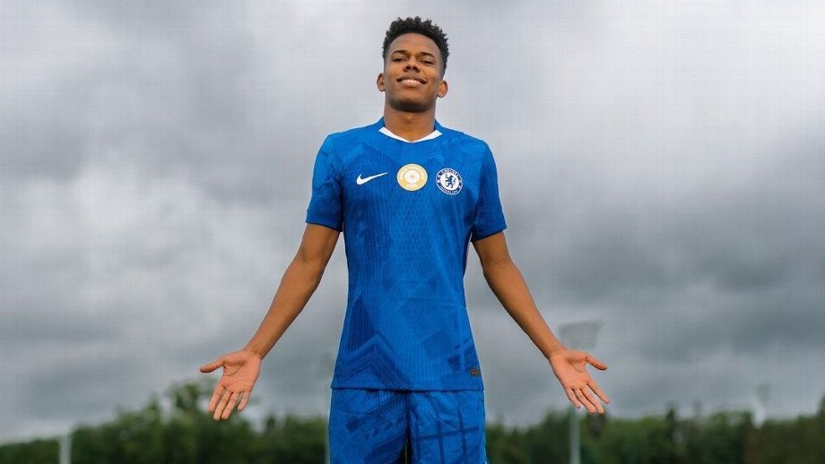 Estêvão foi apresentado oficialmente pelo Chelsea, da Inglaterra, nessa terça-feira (5)