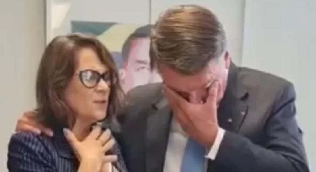Ex-presidente Jair Bolsonaro chora ao lado da aliada Damares Alves