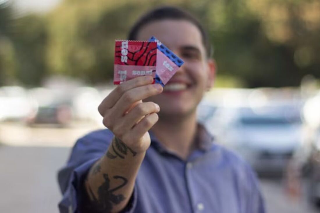 SUS passa a oferecer dois novos tipos de preservativos para incentivar o uso entre população mais jovem.