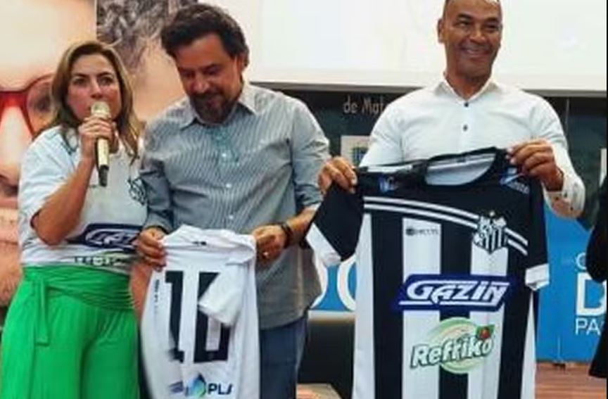 A senadora Soraya Thronicke em evento no qual anunciou o envio de emendas ao Operário, de Campo Grande, com a participação do ex-jogador Cafú