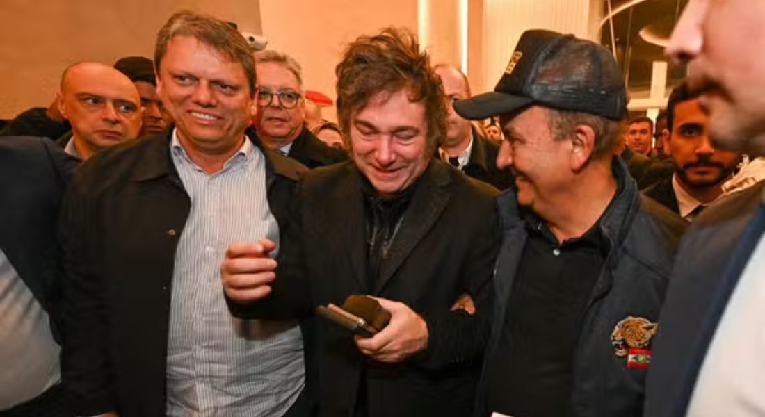 Milei foi recebido pelos governadores Tarcísio de Freitas (São Paulo) e Jorginho Mello (Santa Catarina), durante participação no evento conservador CPAC de 2024