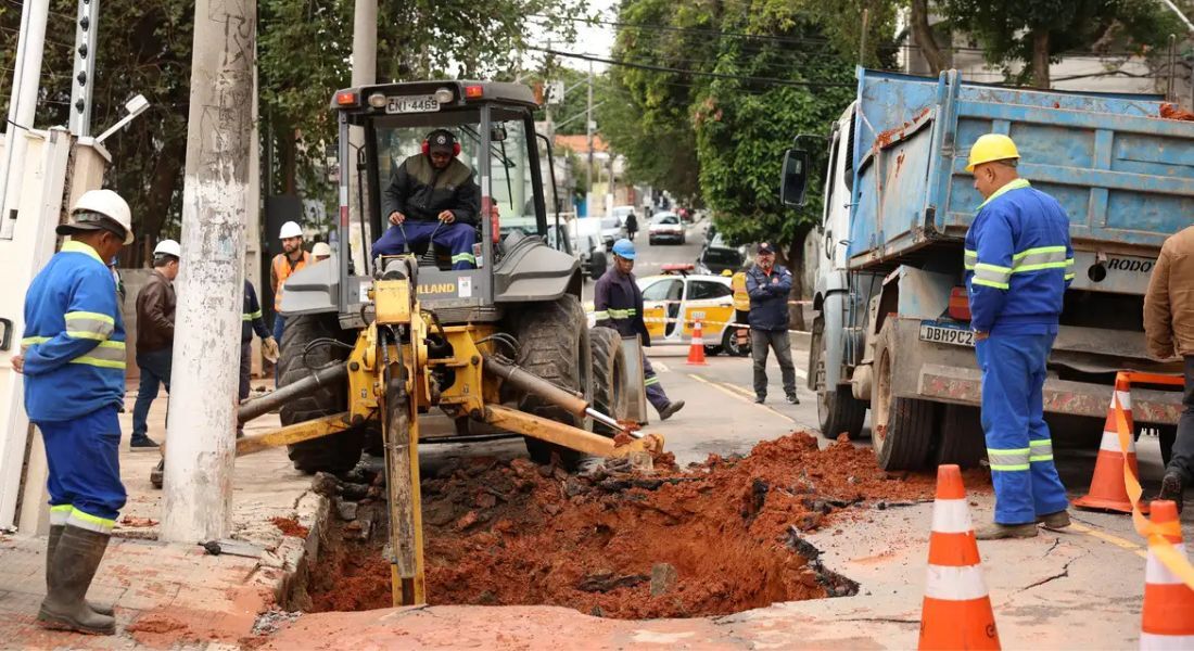 A lei estabeleceu que todas as localidades brasileiras devem atender a 99% da população com abastecimento de água e 90% com esgotamento sanitário até 2033.