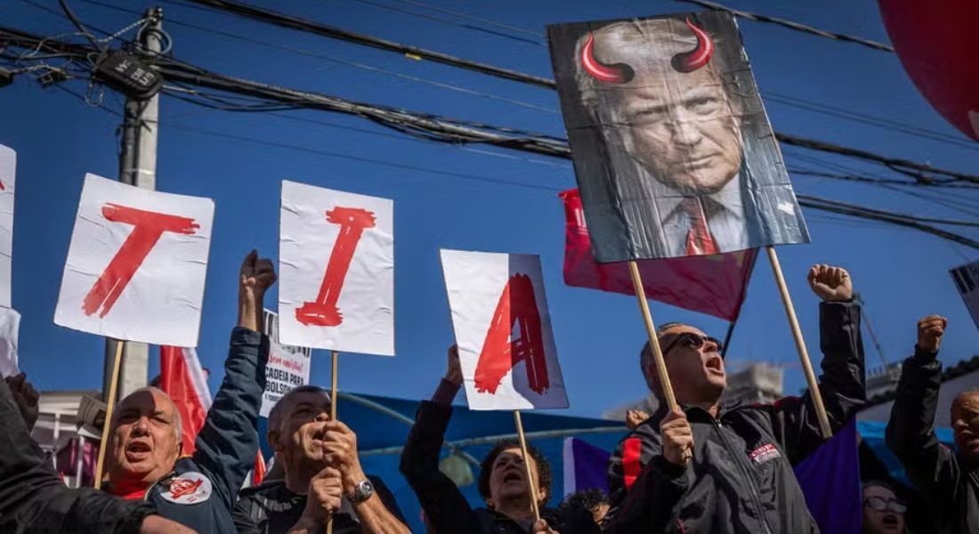 Manifestantes protestam contra o tarifaço de Trump em frente ao consulado dos EUA, em São Paulo