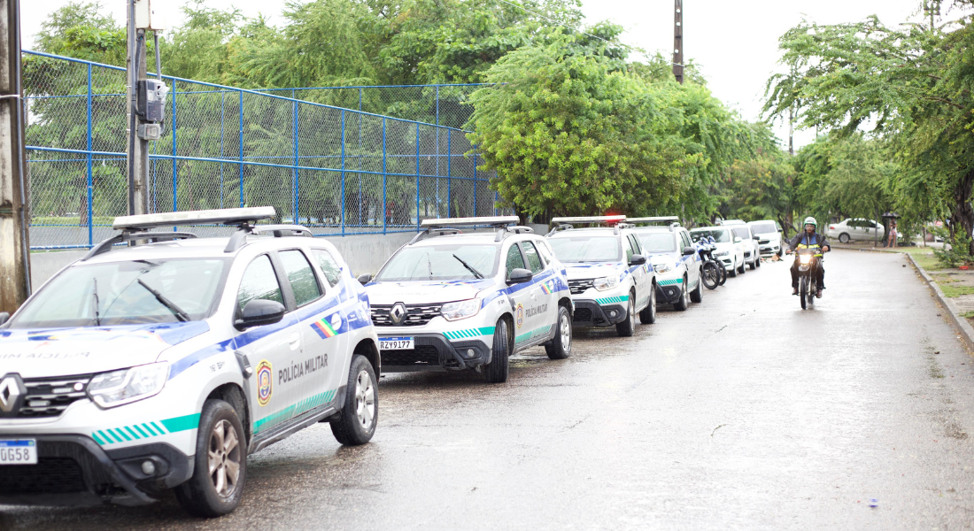 Carros da PMPE próximo à concentração do início do protesto dos motoboys no Recife
