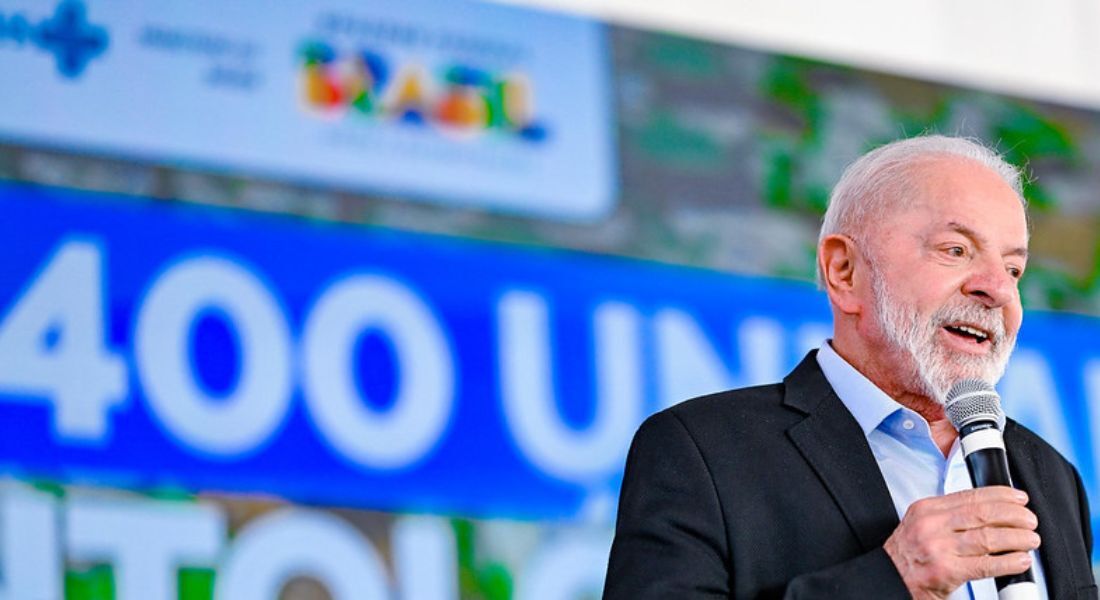 Lula discursa em evento