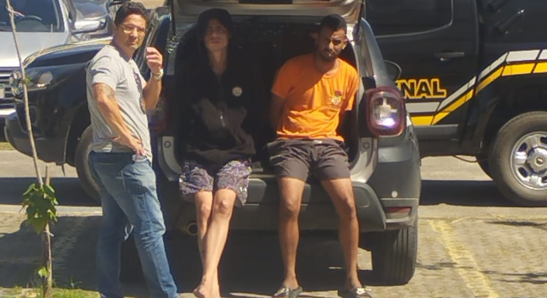 Cayo Lucas Rodrigues dos Santos e Paulo Vinícius Oliveira Barbosa chegam para audiência de custódia