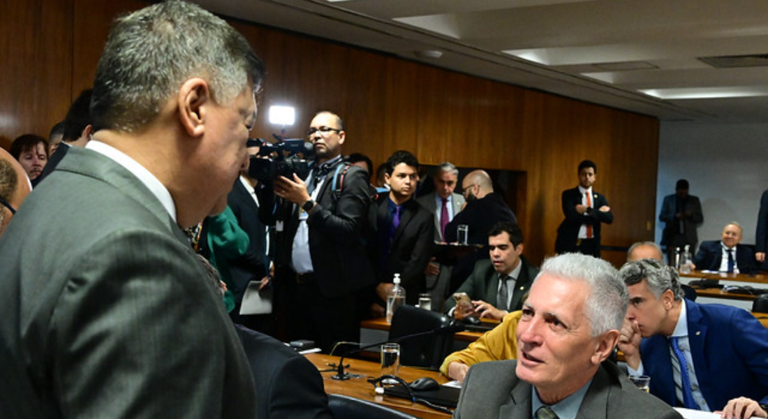 Reunião da CPI do INSS: senador Carlos Viana (Podemos-MG) cumprimenta o deputado Rogério Correia (PT-MG)