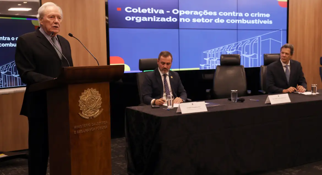 Ministro da Justiça, Ricardo Lewandowski; diretor da PF, Andrei ; e ministro da Fazenda, Fernando Haddad