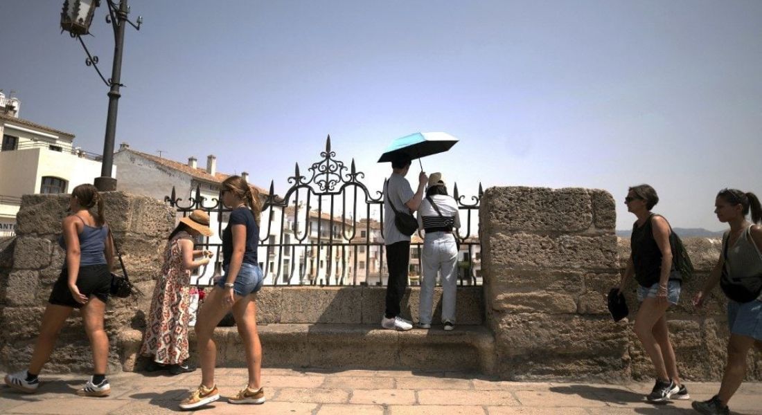 Turistas tentam se proteger durante onda de calor na cidade de Ronda, sul da Espanha.