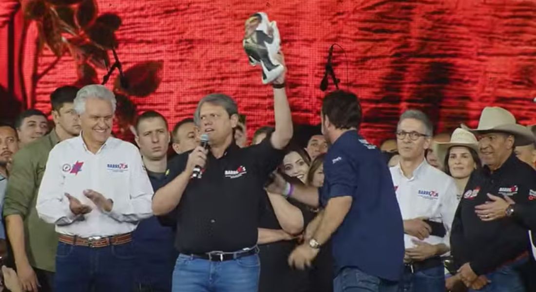 Tarcísio segura boneco de Jair Bolsonaro, que cumpre prisão domiciliar em Brasília