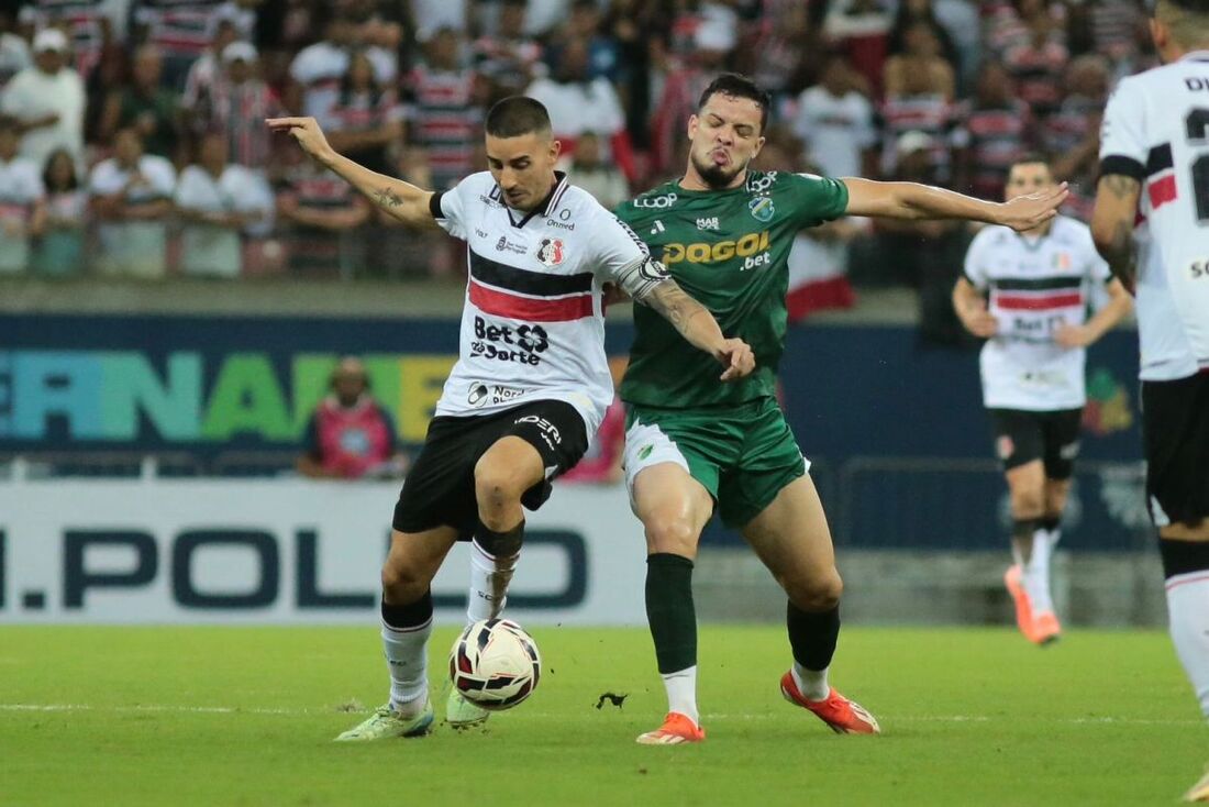 Thiago Galhardo em ação pelo Santa Cruz diante do Altos