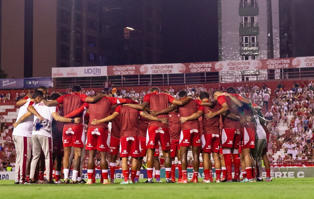 Elenco do Náutico reunido nos Aflitos