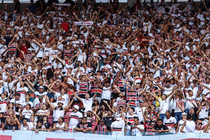 Torcida do Santa Cruz na Arena de Pernambuco
