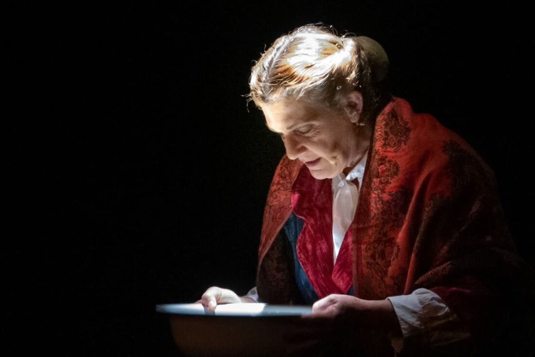 Beth Zalcman em "Helena Blavatsky, a Voz do Silêncio"