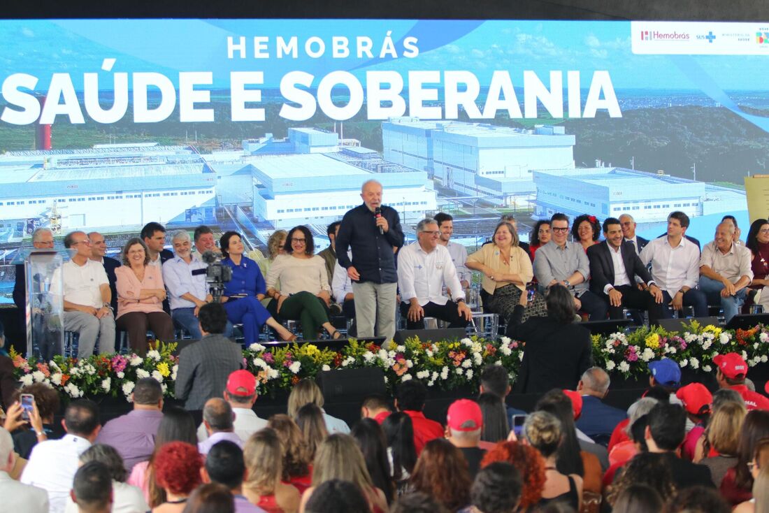 Em Goiana presidente Lula reúne líderes políticos, entre eles o prefeito do Recife, João Campos, e a vice-governadora Priscila Krause