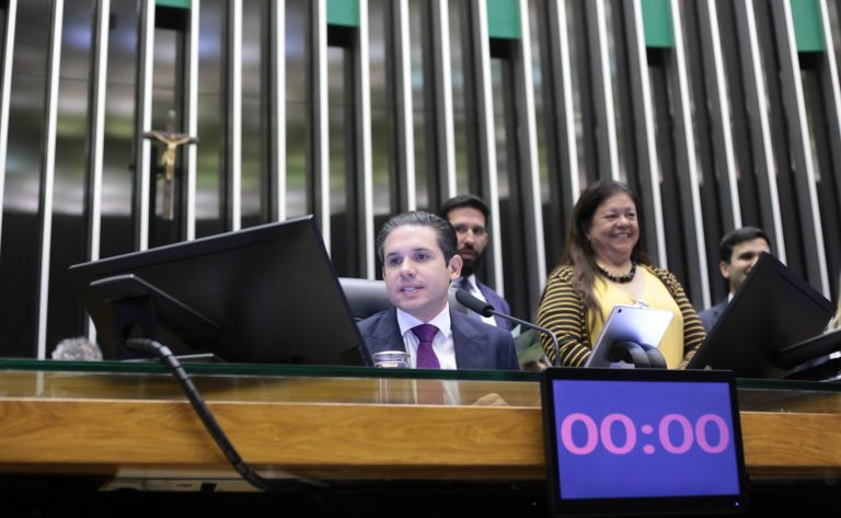 "Vamos blindar a infância", diz Motta sobre projeto que protege crianças em ambiente digital