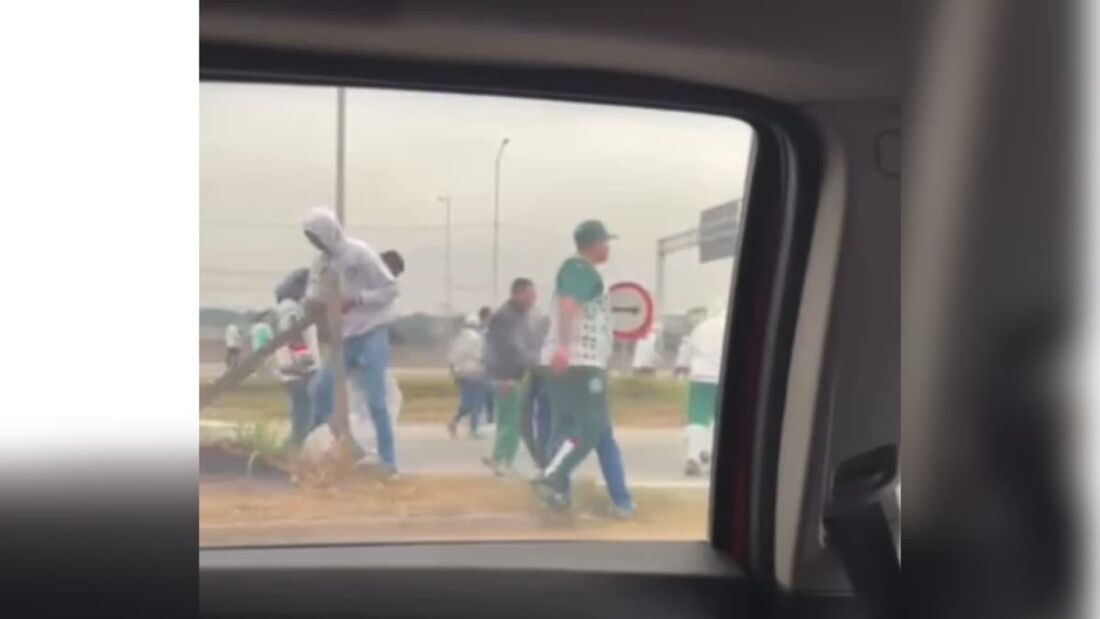 Briga entre torcidas organizadas acontece na Rodovia Presidente Dutra, em São Paulo