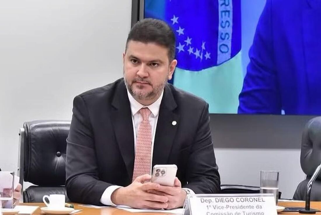 Corregedor Diego Coronel intima deputados