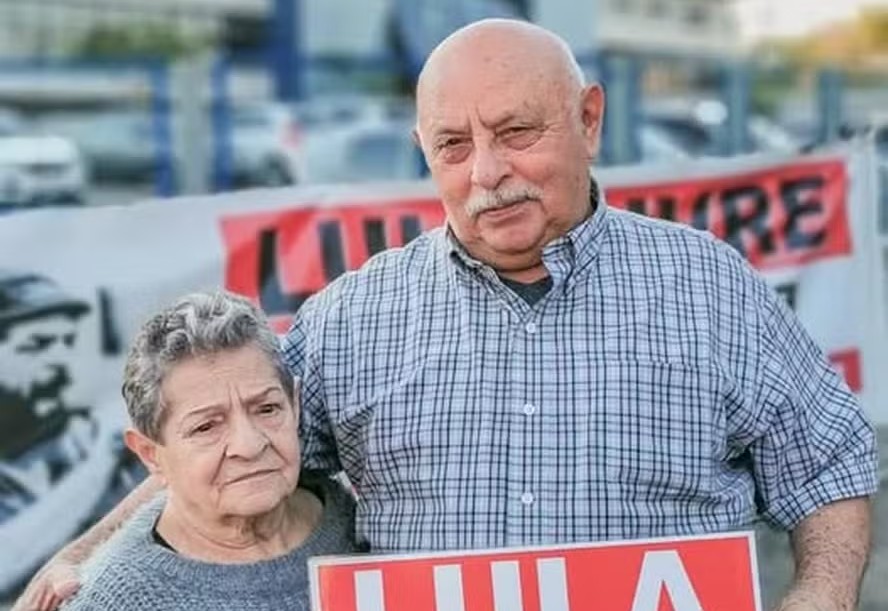 Frei Chico ao lado de Maria Baixinha, irmãos de Lula, em frente à sede da PF, em Curitiba 