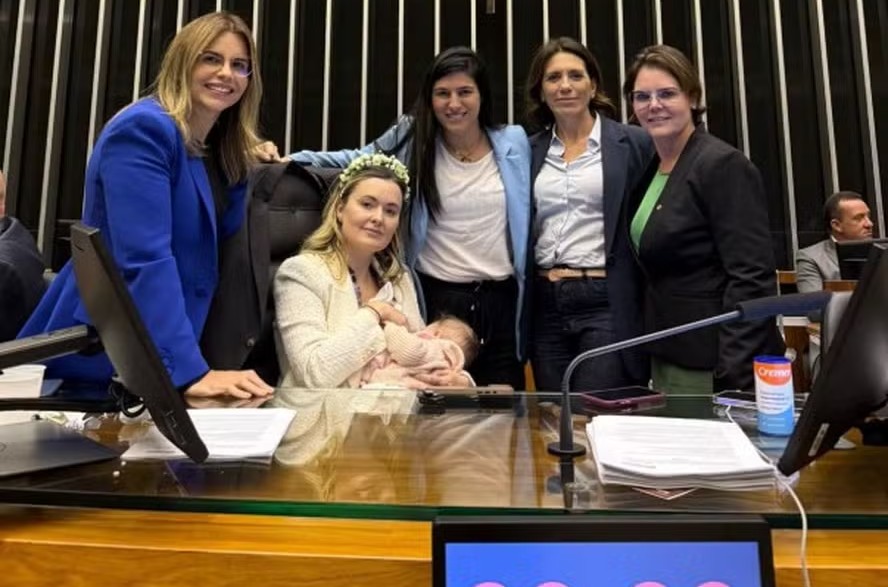 Deputada bolsonarista levou bebê de colo para ocupação da Câmara dos Deputados 