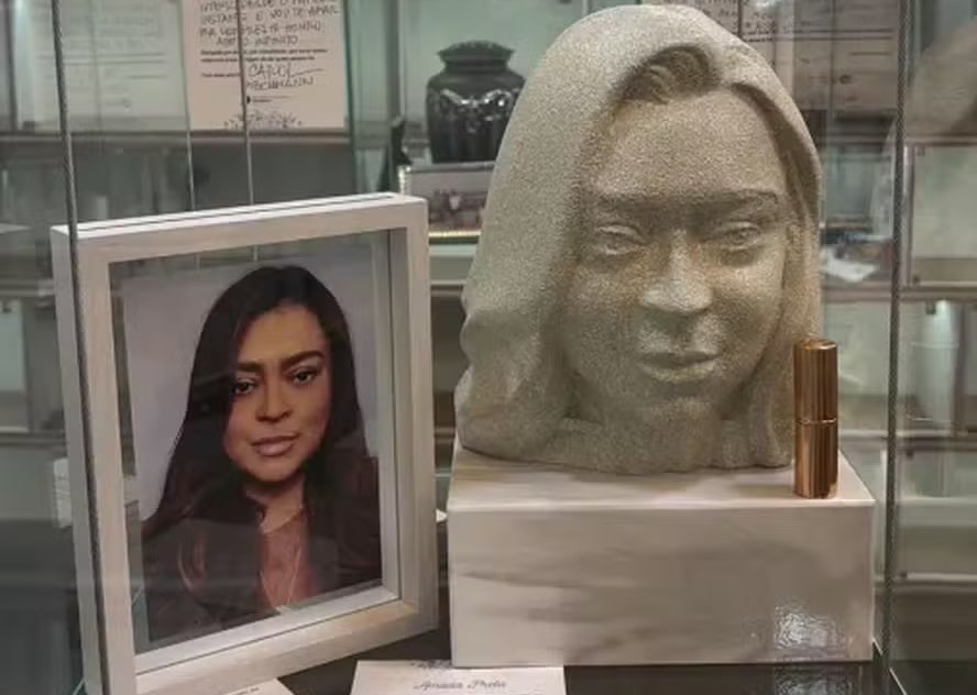 Busto de Preta Gil, criado por Walter Dalla Chiara, no Cemitério da Penitência, no Rio