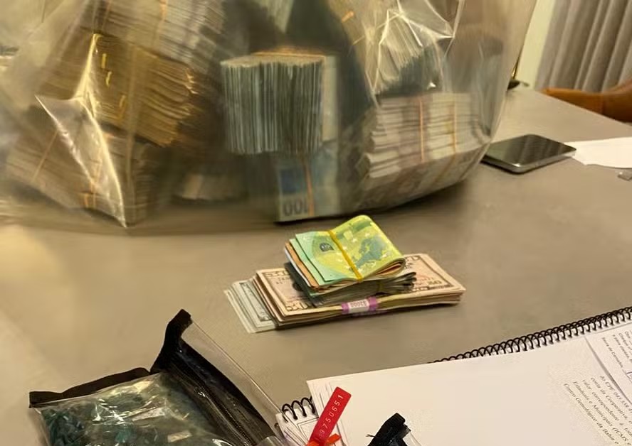 Sacos de esmeralda foram apreendidos nesta manhã