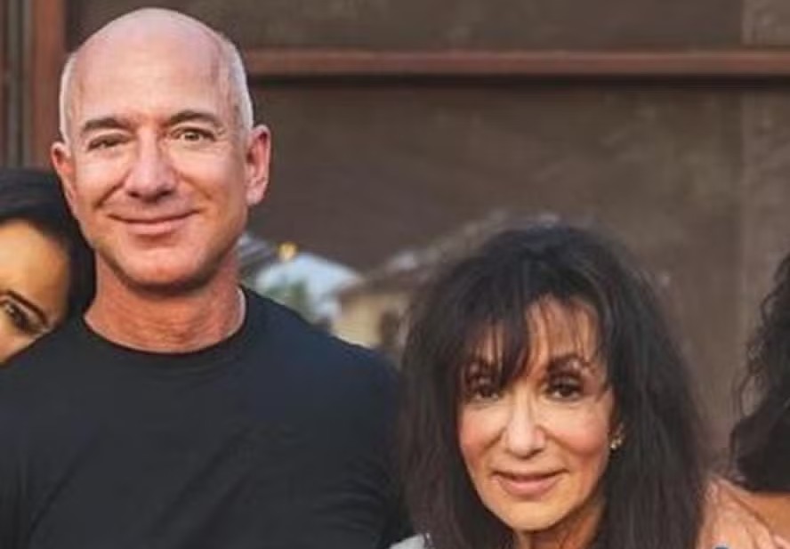 Bezos com sua mãe: filho usou recursos dela para fundar a Amazon e se tornar bilionário 
