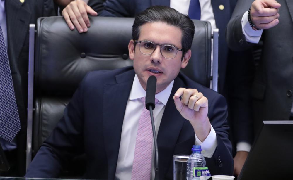 Hugo Motta adia votação da PEC da Blindagem