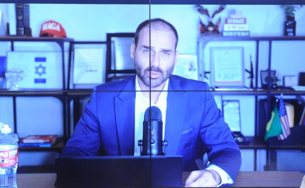 Eduardo Bolsonaro participa de apuração de denúncias de violações de direitos no 8 de janeiro