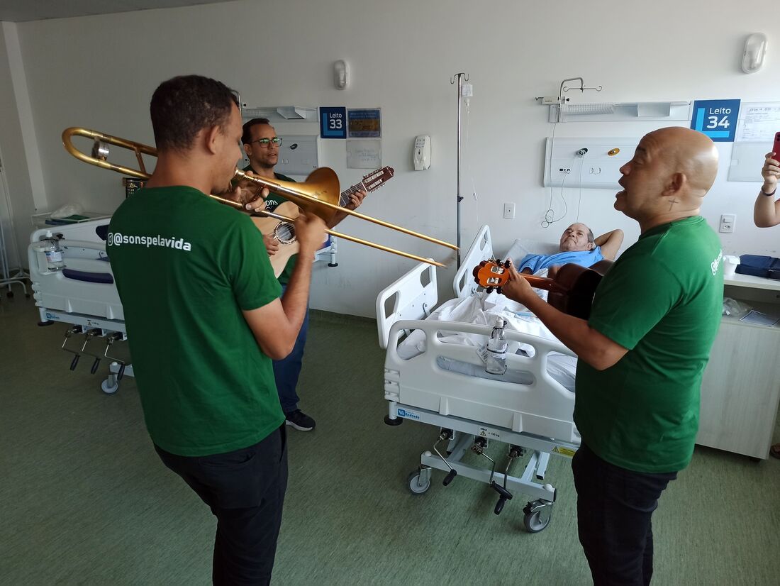 Projeto Sons de Cuidado percorre as enfermarias do Hospital da Pessoa Idosa, na Estância, Zona Sul do Recife