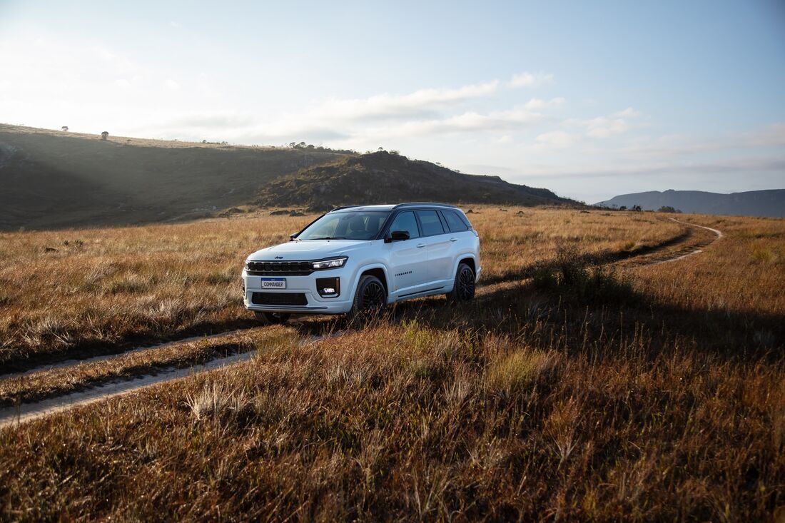 A versão Blackhawk destaca o visual mais esportivo do Commander 2026, com grade redesenhada, rodas exclusivas e faróis full LED.