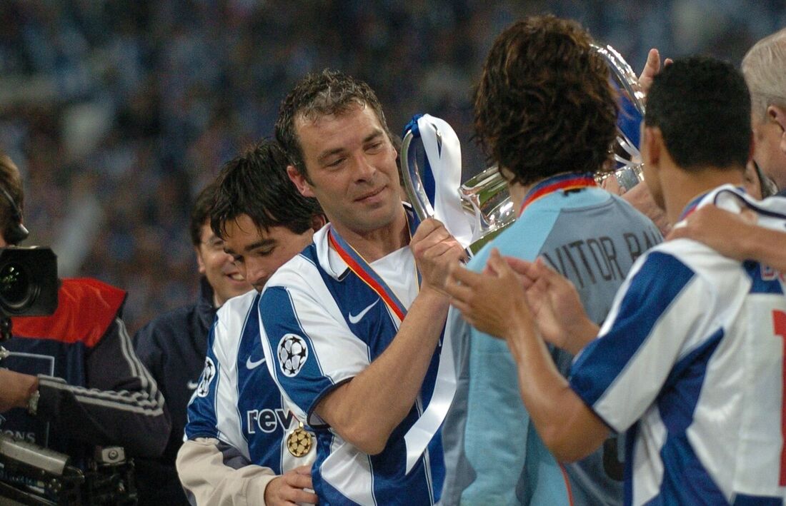 Jorge Costa, ídolo do Porto, segura a taça da Liga dos Campeões