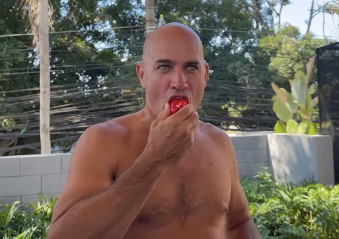 No Brasil, Kelly Slater provou o morango do amor; doce foi oferecido pelo surfista Gabriel Medina.