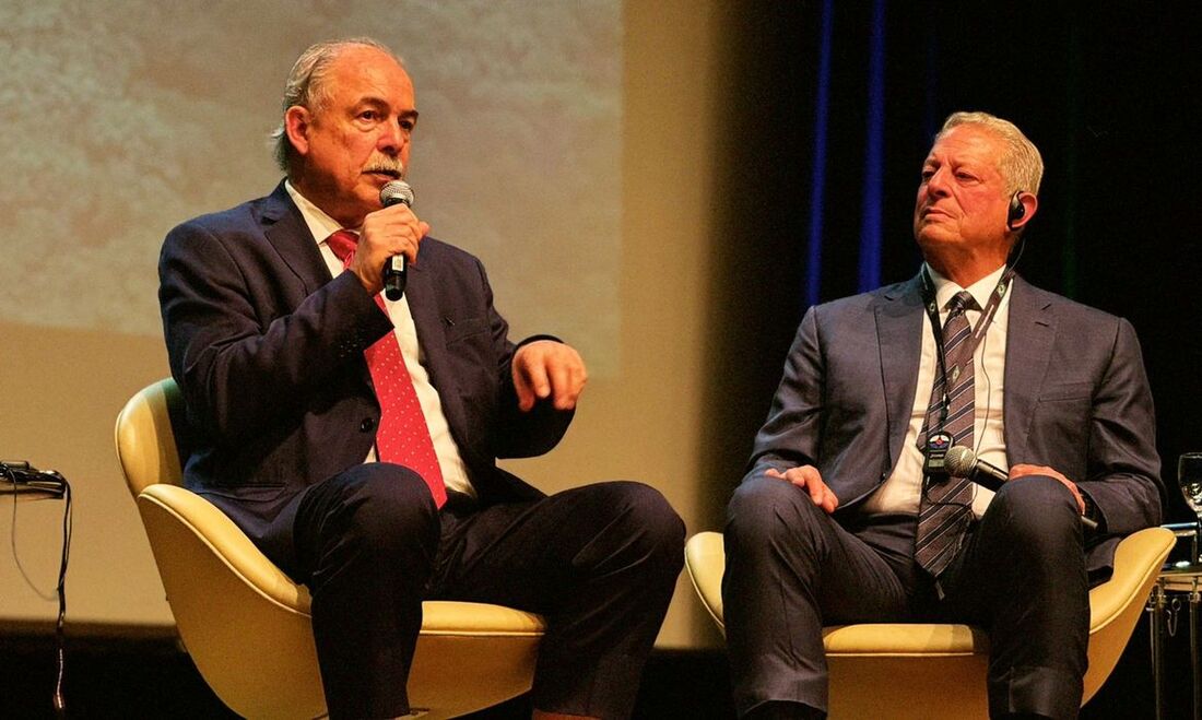 O ex-vice-presidente dos Estados Unidos e ativista ambiental Al Gore participou do evento "Mudança Climática, Desenvolvimento Sustentável e Democracia", organizado pelo Banco Nacional de Desenvolvimento Econômico e Social (BNDES) no Rio de Janeiro.
