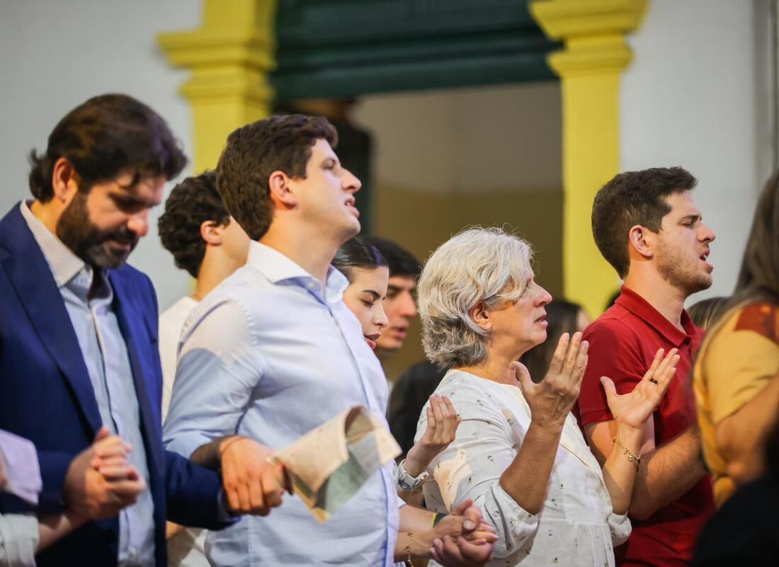 Prefeitos de São Lourenço da Mata, Vinícius Labanca; do Recife, João Campos; Renata Campos e o deputado federal Pedro Campos na missa que marca o dia de São Lourenço Mártir e os 60 anos de Eduardo Campos