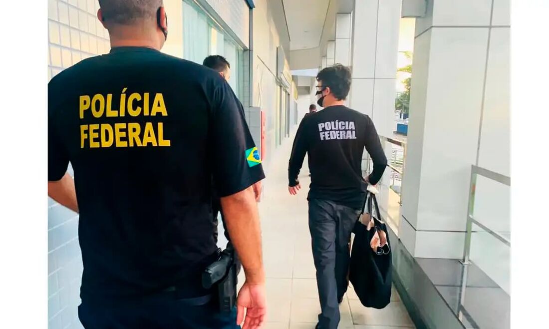 Oito pessoas continuam foragidas após megaoperação da Polícia Federal.